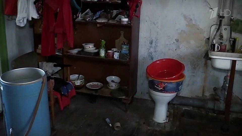А вот комната, где она живет с сыном. Фото: стоп-кадр программы "Пусть говорят - Вверх по лестнице, ведущей вниз: история королевы эпатажа"