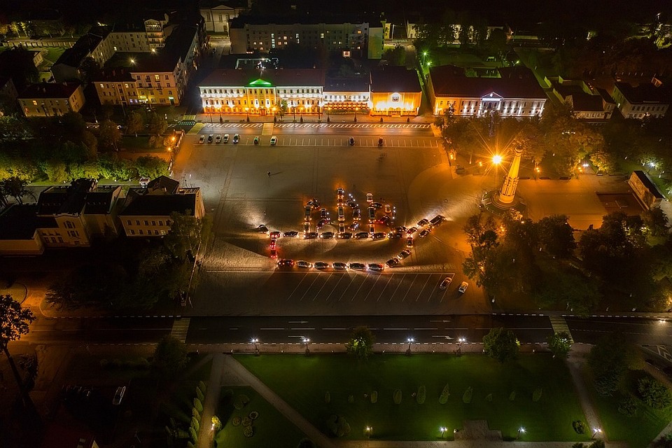 Трехмачтовый корабль засиял в центре ночного Полоцка. Фото: соцсети.