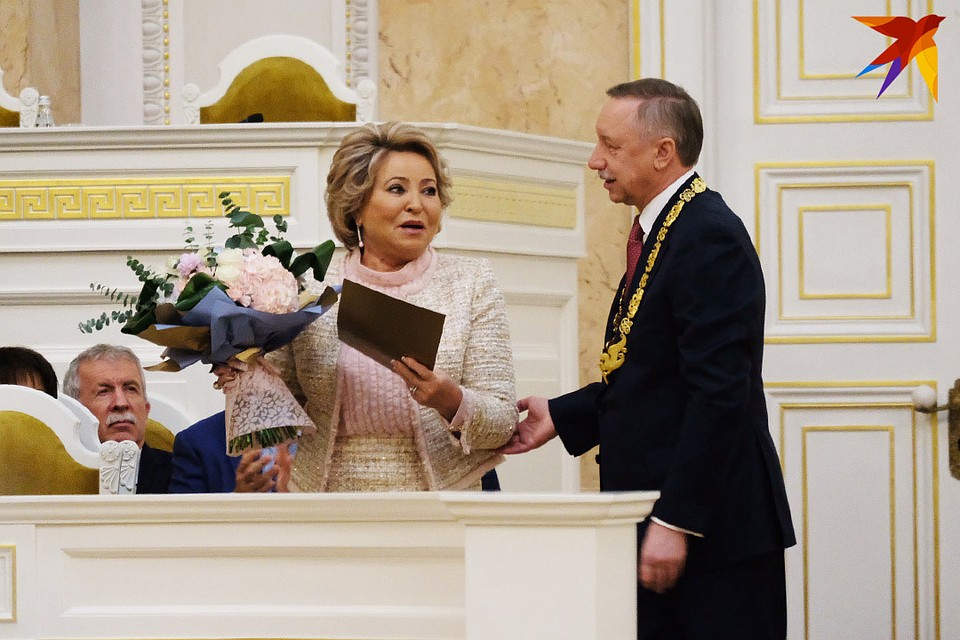Александр Беглов вручил Валентине Матвиенко цветы. Фото: Артем КИЛЬКИН