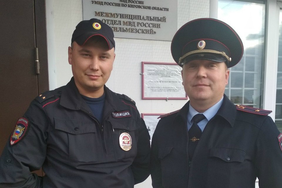 Руслан Овчинников (слева) и Алексей Петров (справа) спасли жизнь человека. Фото: УГИБДД УМВД России по Кировской области