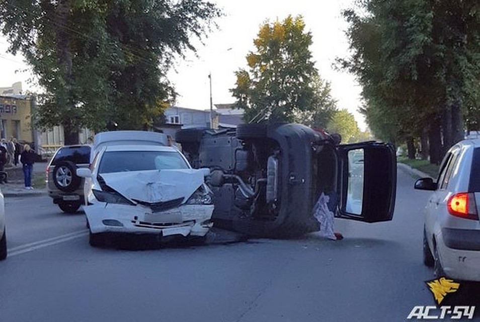 Очевидцы утверждают, что водитель «Skoda Kodiaq» не пропустил «Toyota Camry» на дороге. Фото: "АСТ-54"