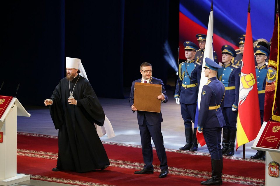 А митрополит икону. Фото: Валерий ЗВОНАРЕВ