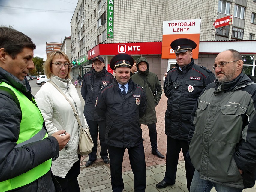 Перед началом акции организаторы поговорили с полицейскими Фото: Дарья ЮДИНА