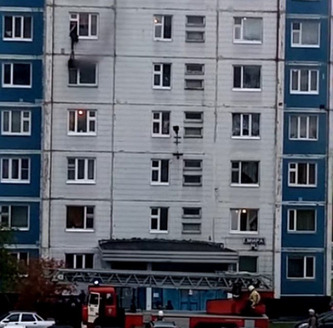 Мужчина с шестого этажа дотянулся до девушки и спас ее