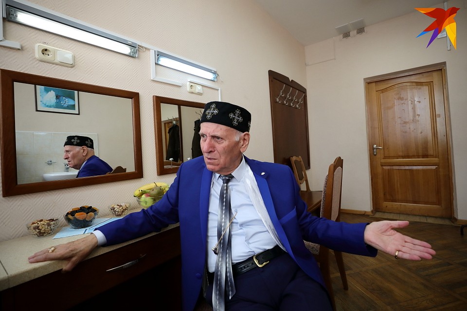 Шалва Амонашвили проверяет тетради зеленой ручкой и подчеркивает не ошибки, а те моменты, с которыми дети хорошо справились Фото: Святослав ЗОРКИЙ