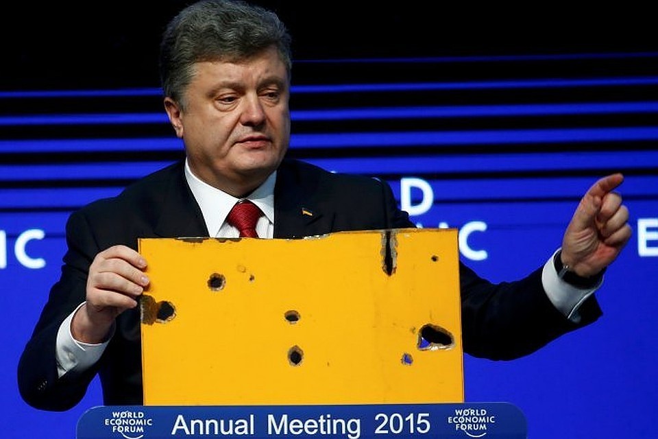 Порошенко привез на форум в Давосе фрагмент автобуса из Волновахи Фото: REUTERS