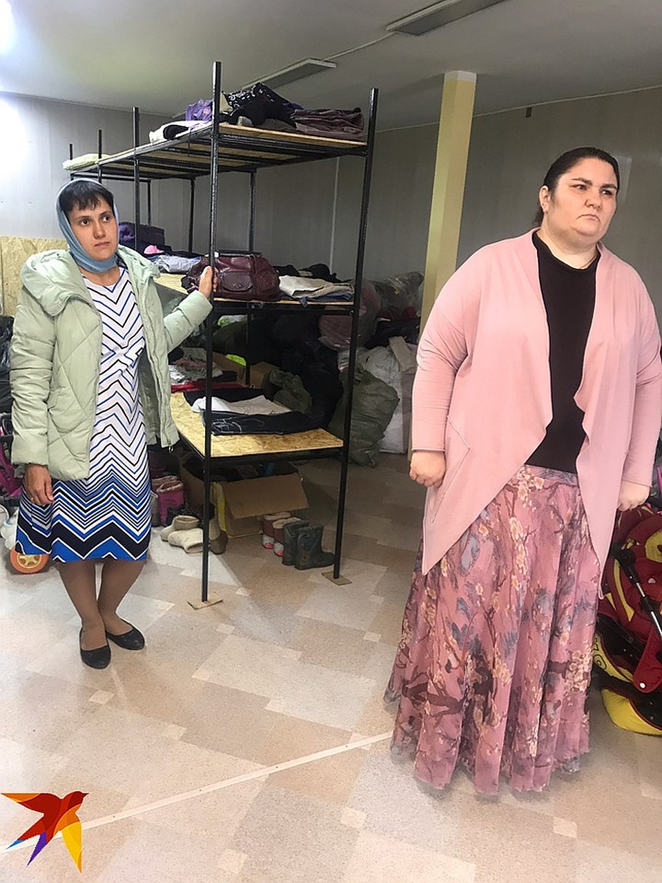 В помещении еще пахнет свежей краской, стеллажи батюшки мастерили сами, кое-какие вещи на них уже лежат - собрали по своим Фото: Дина КАРПИЦКАЯ
