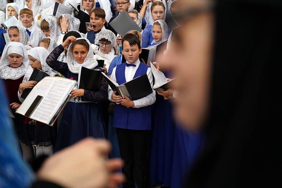 В службе были задействованы несколько хоров. В том числе и детский. Фото: Светлана МАКОВЕЕВА