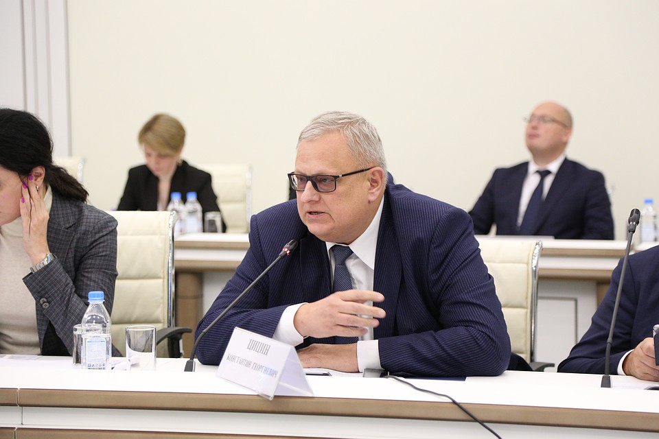Константин Цицин отметил, что 16 регионов переселяют людей из аварийного жилья на деньги областных бюджетов. Фото: Фонд ЖКХ