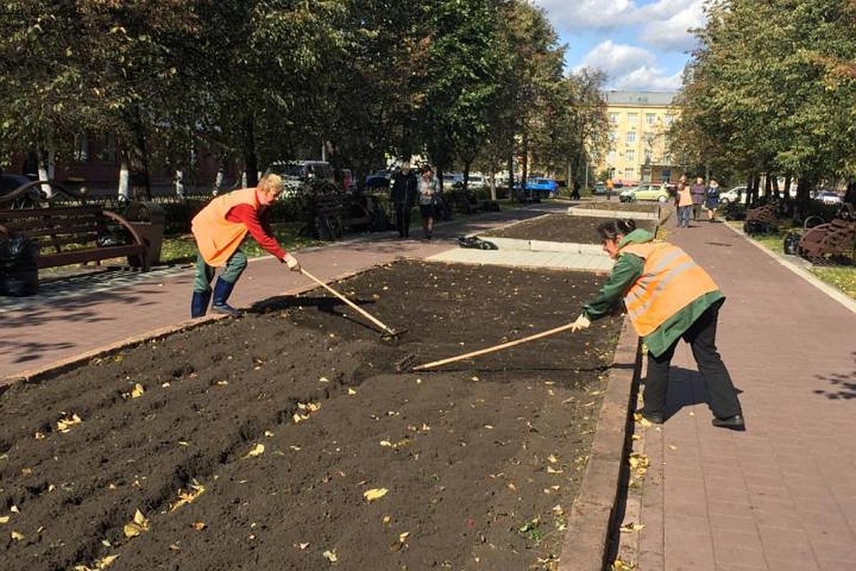 Озеленители заканчивают посадочные работы. ФОТО: пресс-служба администрации Кемерова