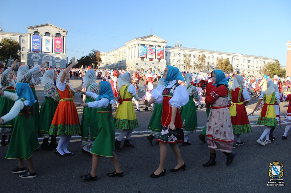 Уже не один век танец живет в народных гуляниях