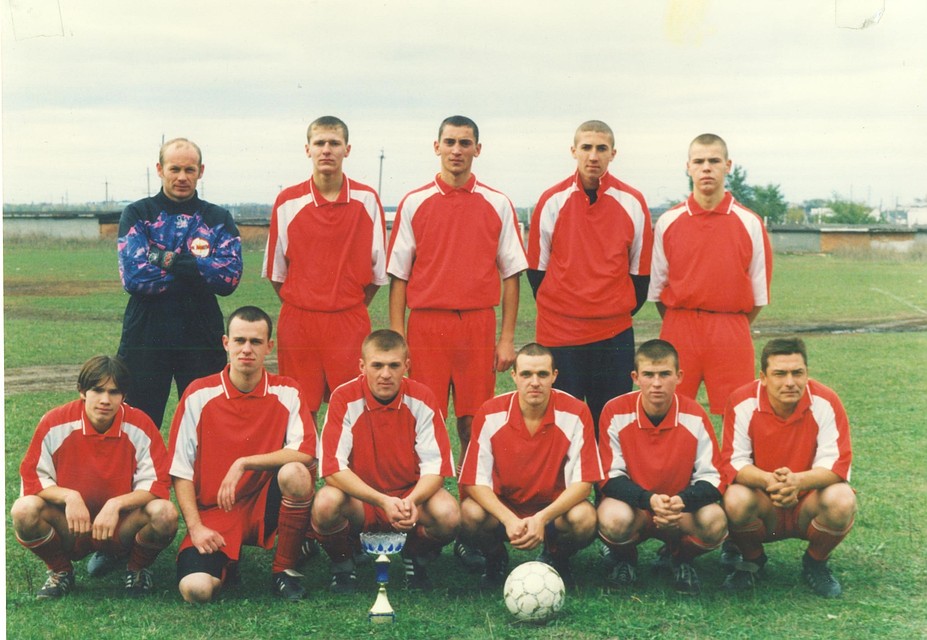 Александр - крайний справа в нижнем ряду.