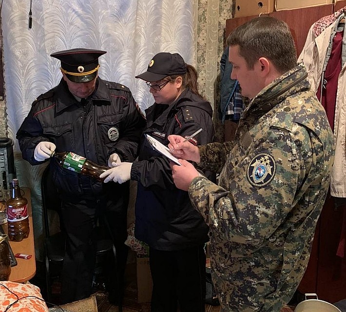 Следователи осмотрели место жительства погибшего. Фото СУ СКР по Саратовской области