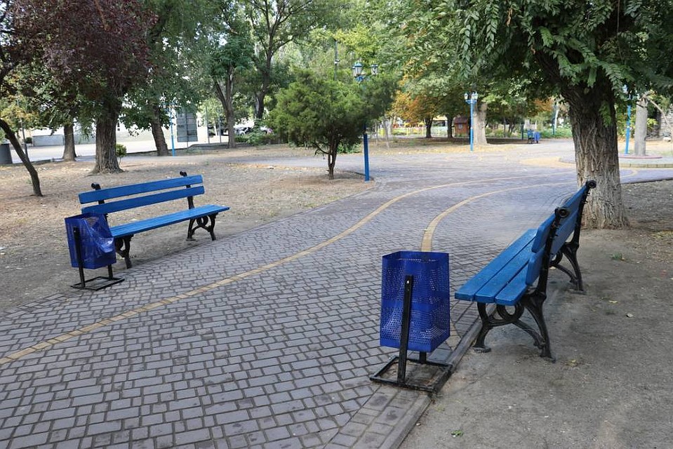 В нескольких местах испорчены мусорки. Фото: пресс-служба администрации Феодосии