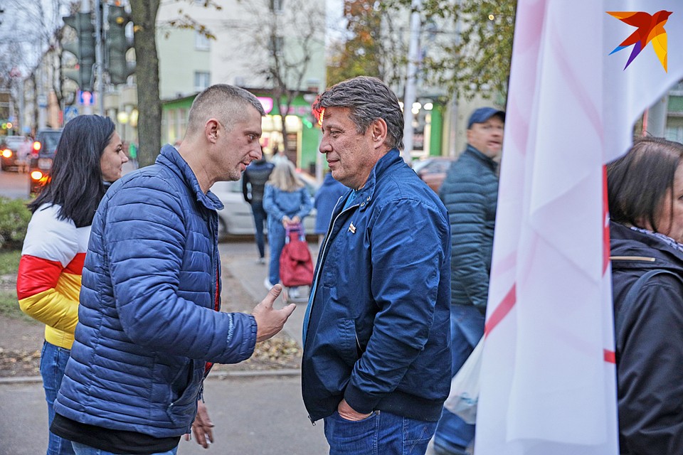 На пикете можно и обсудить текущую политическую ситуацию. Фото: Павел МАРТИНЧИК