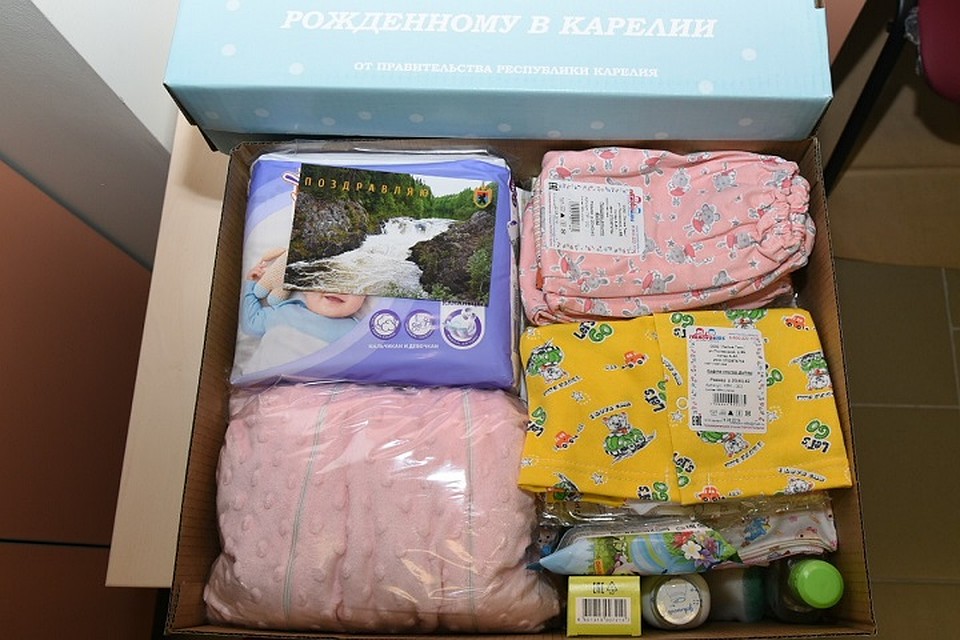 Большая часть подаренного деткам пригодилась, но из некоторых вещей за 2,5 месяца они уже успели вырасти. Фото: Пресс-служба правительства Республики Карелия.