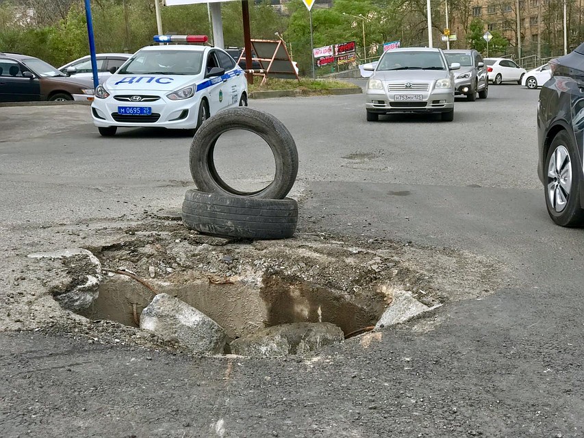 Огромный провал снова огородили лишь старыми покрышками Фото: Сергей ЛАНИН