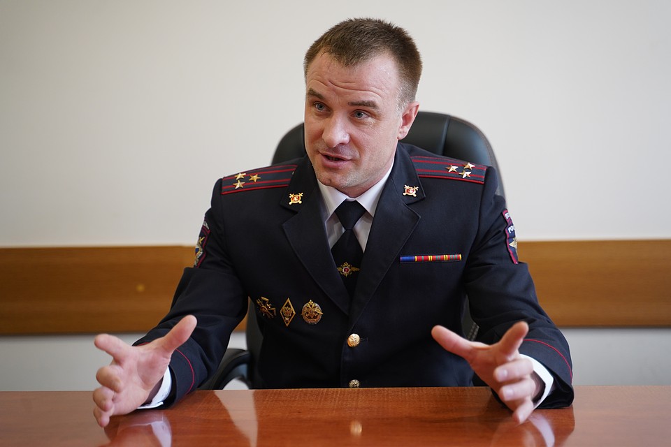 Полицейский отмечает, что сегодня много орудуют мошенники и с ними активно борются Фото: Светлана МАКОВЕЕВА