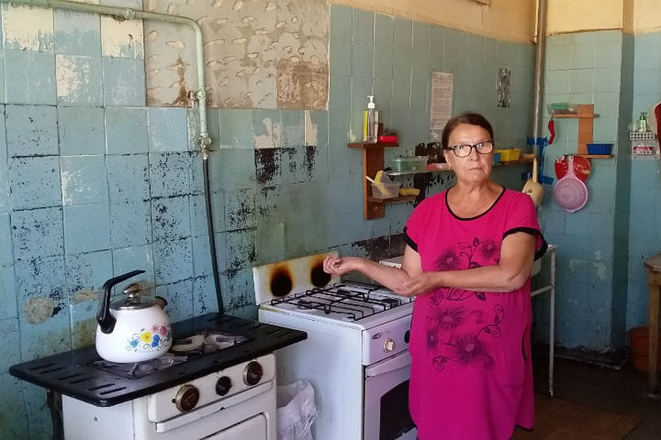 Татьяна Толбузова доработала до звания ветерана труда, а теперь может остаться бездомной. Фото: Юлия ВАСИЛИШИНА