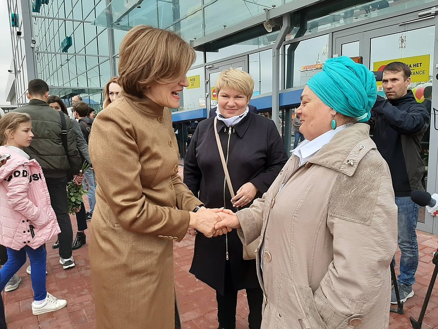 Одной из первых маму победительницы поздравила заместитель губернатора Зина Мержоева. Фото: Екатерина СИМОХИНА