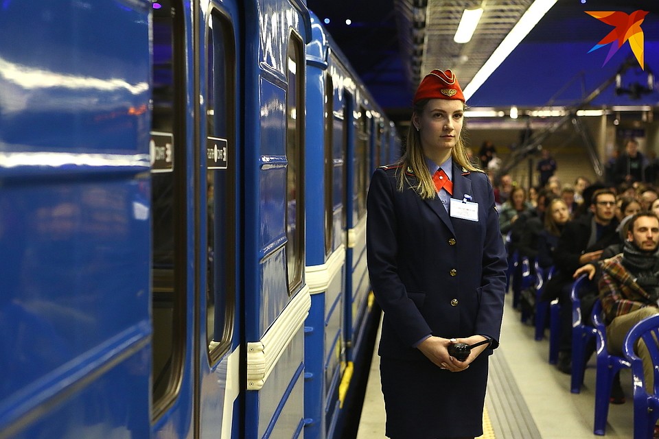 Следить за безопасностью приходится и когда в метро пассажиры, и когда пассажиры превращаются в зрителей Фото: Святослав ЗОРКИЙ