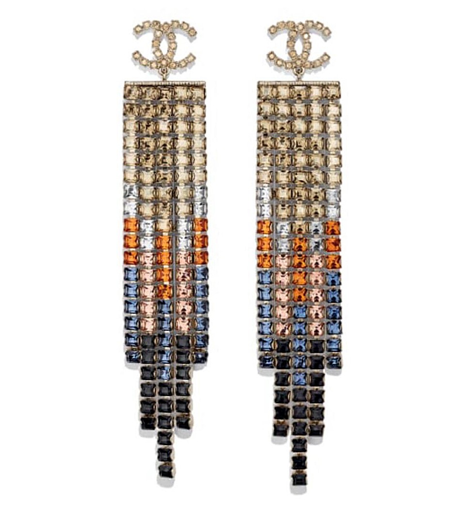 Певица продефилировала по дорожке в серёжках от Chanel
