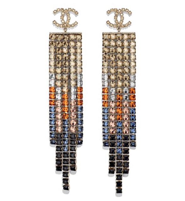 Певица продефилировала по дорожке в серёжках от Chanel