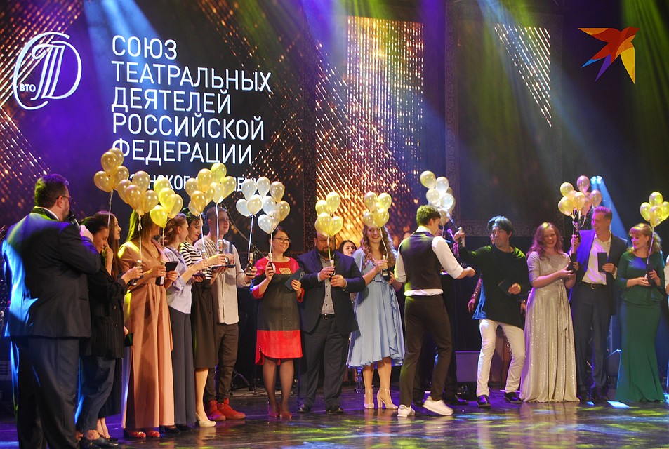Молодых артистов принимают в Союз театральных деятелей. Фото: Галина ЗИМИНА.