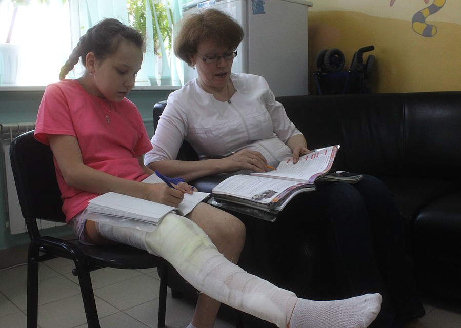 Ученица Арина Карманова благодаря педагогу не забывает о математике в больнице Фото: Анастасия МАШКАЛЕВА