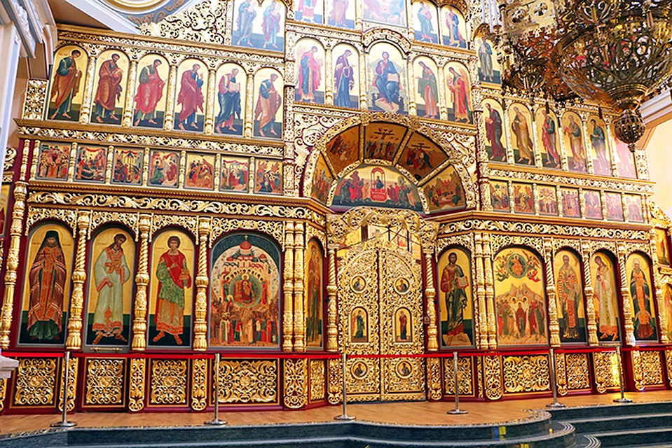 Витражи собора не типичны для православных храмов. Фото: Павел ЗЛОБИН