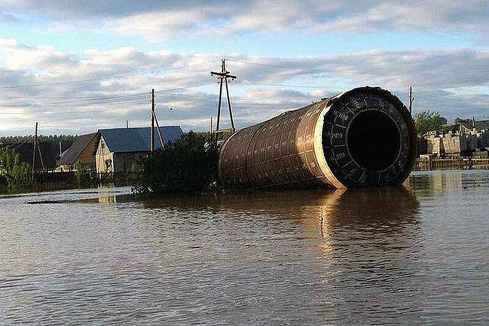 Часть ступени ракеты в селе Малоугренево Бийского района, 2014 год. Фото: Олег УКЛАДОВ
