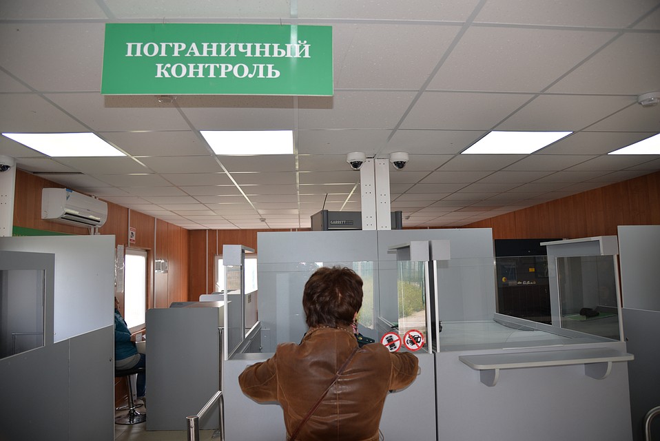 Для удобства граждан, проходящих границу пешком, организованы специальные отапливаемые накопители Фото: Иван КОСТОГРЫЗОВ