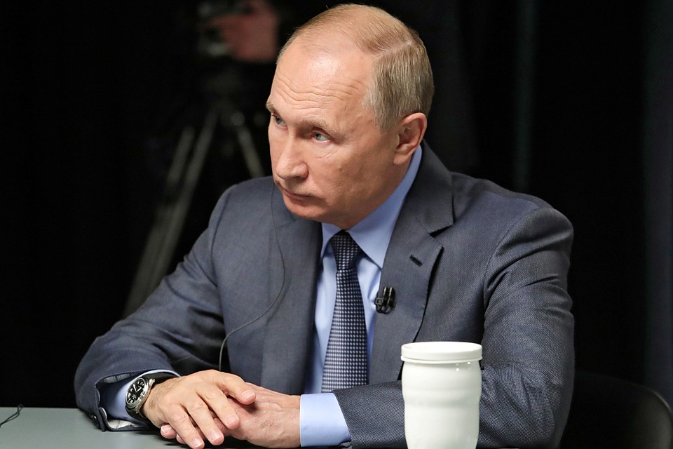 В понедельник Владимир Путин начинает свою поездку в Саудовскую Аравию и Объединенные Арабские Эмираты. Накануне он дал интервью трем телеканалам Фото: kremlin.ru