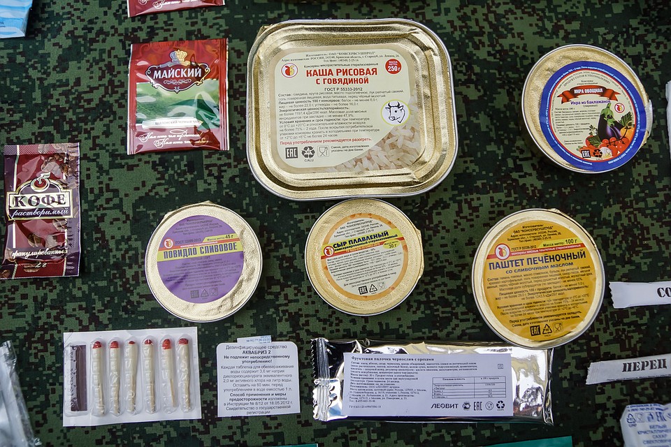 Курсанты заверяют, что сухой паек вкусный Фото: Светлана МАКОВЕЕВА