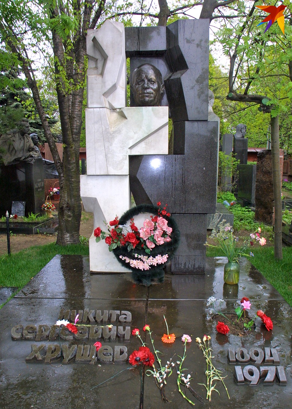 Монумент на могиле Никиты Хрущева создан по эскизам художника Эрнста Неизвестного, который вынужден был покинуть СССР из-за гонений на авангардное искусство. Фото: Анатолий ЖДАНОВ
