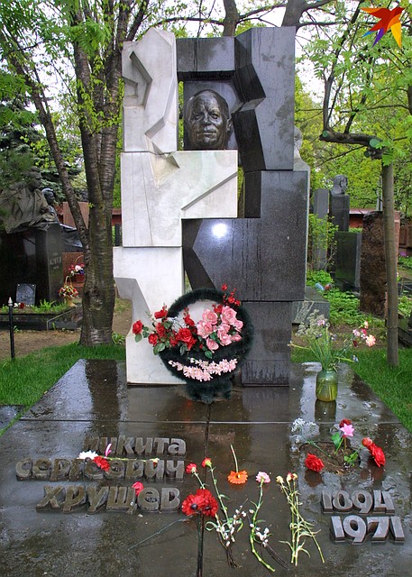Монумент на могиле Никиты Хрущева создан по эскизам художника Эрнста Неизвестного, который вынужден был покинуть СССР из-за гонений на авангардное искусство. Фото: Анатолий ЖДАНОВ