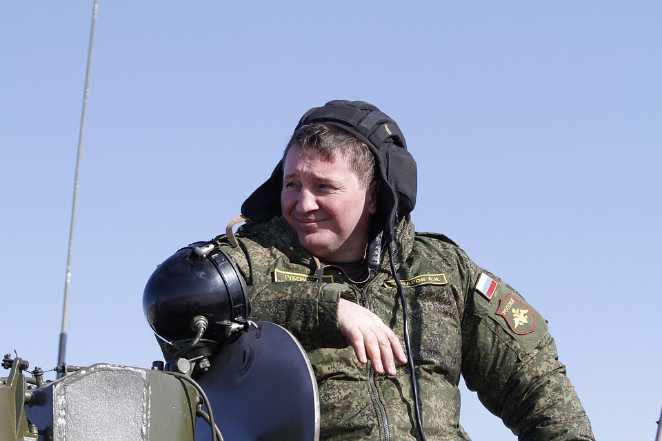 Андрей Бочаров может управлять не только танком, но целым регионом. Фото: администрация области.