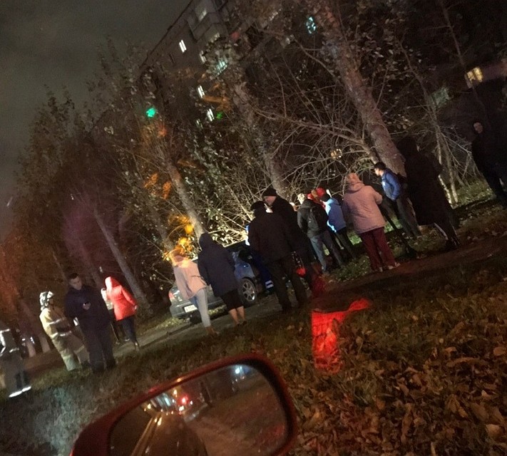 На улице собралась толпа людей, чтобы помочь девушке и вытащить водителя из машины. Фото: сообщество "Инцидент Екатеринбург"