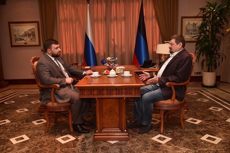 Глава Республики поздравил Леонида Федоровича с победой в проекте. Фото: Администрация Главы Республики