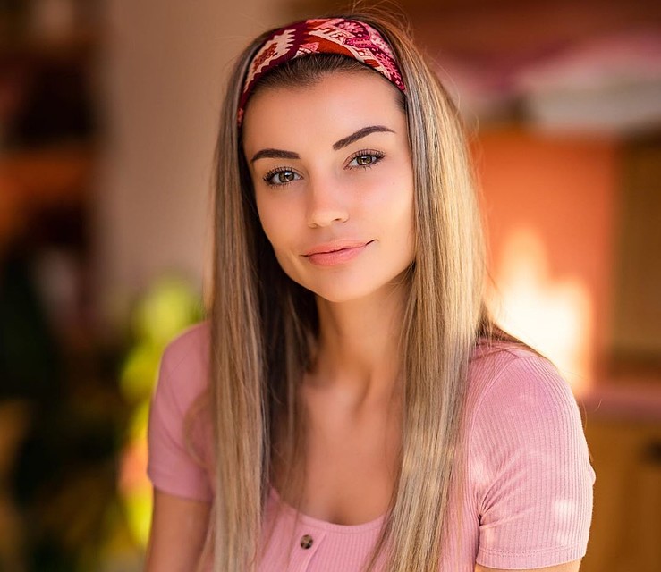 Олеся родилась в Нижневартовске, переехала в Тюмень, а оттуда в Лос-Анджелес