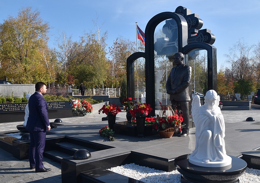 Глава Республики возложил цветы к могиле Александра Захарченко. Фото: Официальный сайт Главы Республики