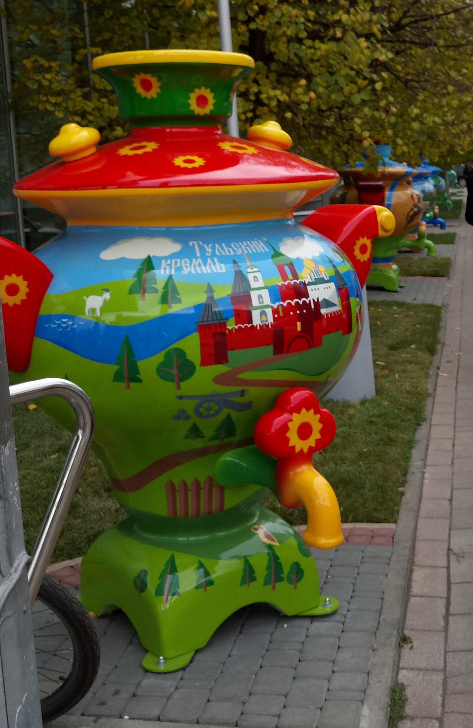 Пространство рядом с ТДК "Тульский" украсили яркими тульскими символами - цветными самоварами.