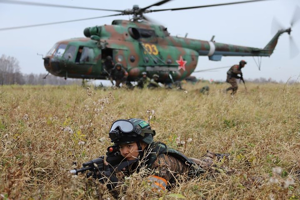 Военнослужащие отрабатывали действия в ходе спецоперации по поиску и уничтожению условных террористов. Фото: Сибирский округ войск нацгвардии РФ