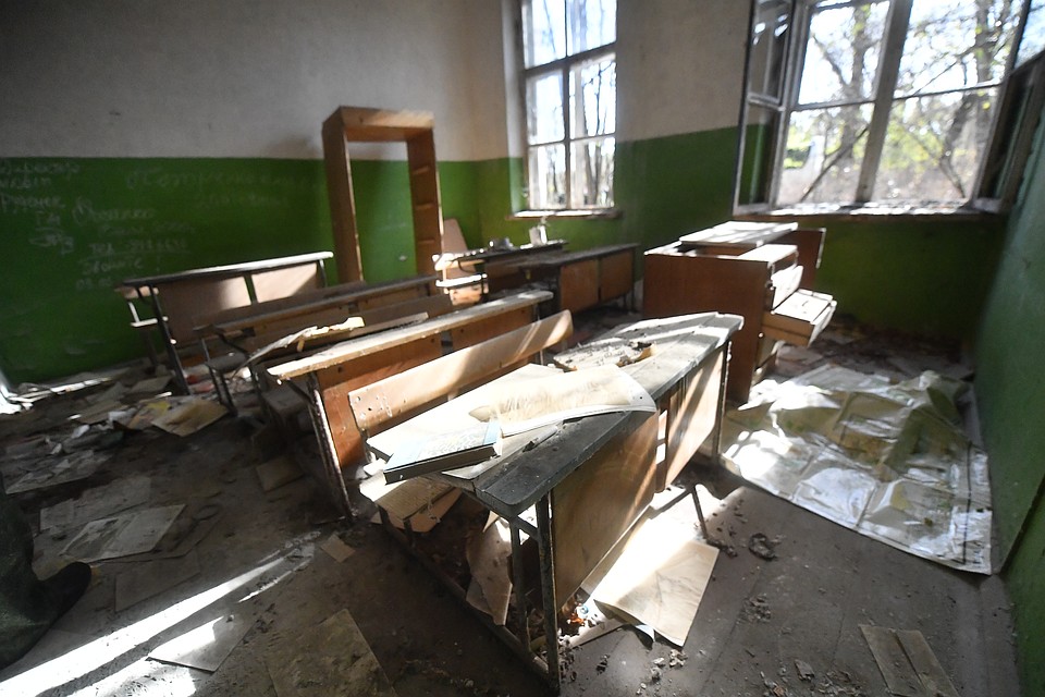За эти школьные парты никто не садился уже 33 года... Фото: Иван МАКЕЕВ