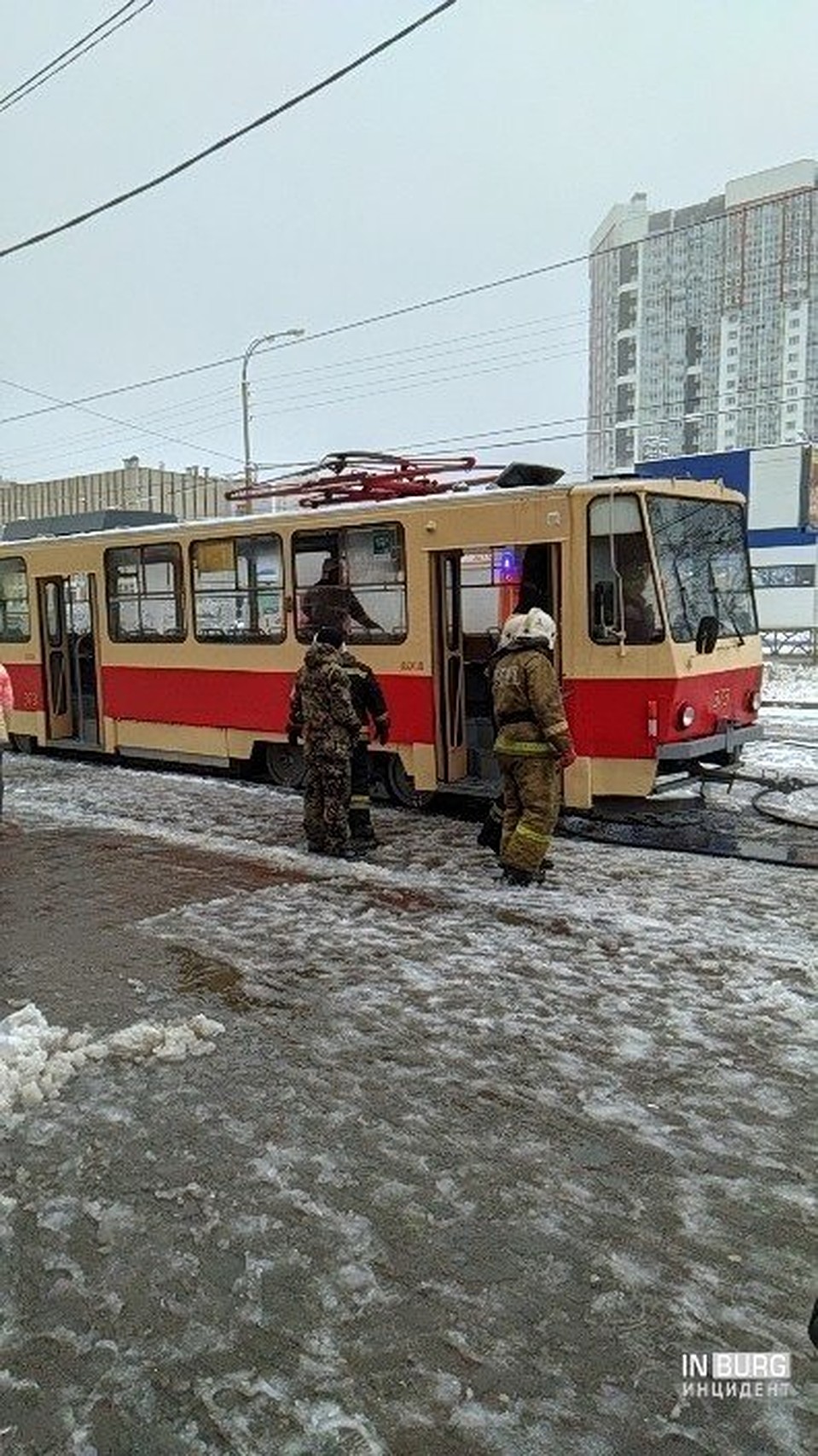 Пожар тушили две бригады спасателей. Фото: сообщество "Инцидент Екатеринбург"
