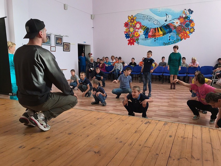 Тренировка в доме-интернате на хуторе 1-го мая Фото: Школа танцев "Свои Люди"
