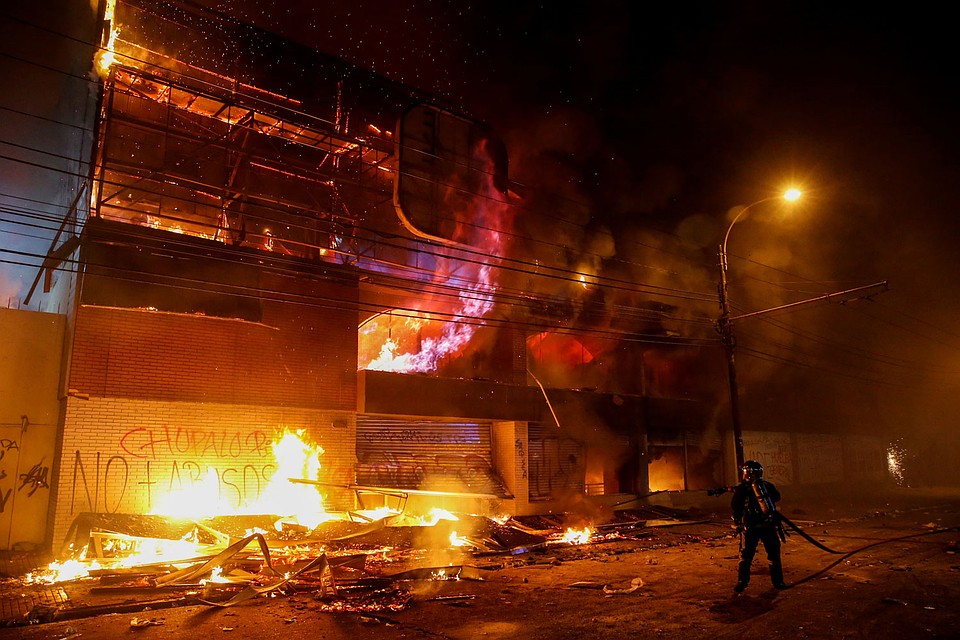 Массовые беспорядки охватили столицу Чили. Фото: REUTERS