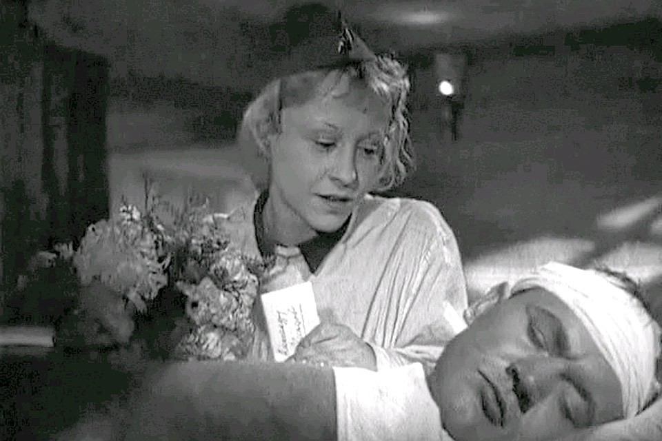 Роль в фильме "Два бойца" 1943 года. Фото kino-teatr.ru