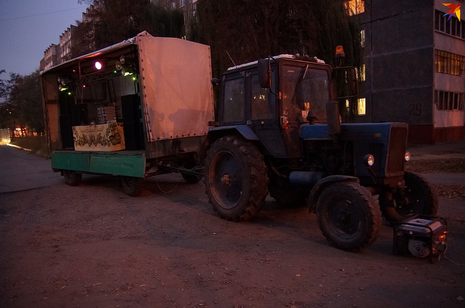 Дискоклубом служил трактор с будкой Фото: Павел МИЦКЕВИЧ