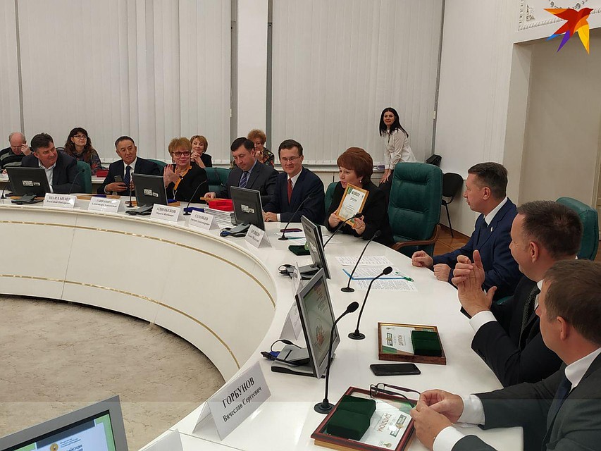 Татьяна Кравцева показала диплом Гран-При Фото: Александр Уриевский